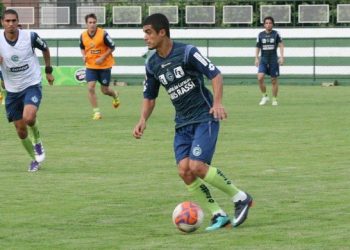 Egídio (com a bola) quando vestia a camisa do Goiás