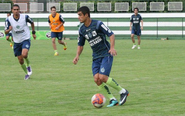 Egídio (com a bola) quando vestia a camisa do Goiás