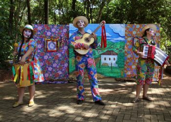 Peça teatral é animada por sanfona e viola caipira / Foto: Gilson borges
