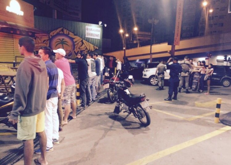 Pessoas são abordadas pelos policiais durante a operação (Foto: Divulgação)