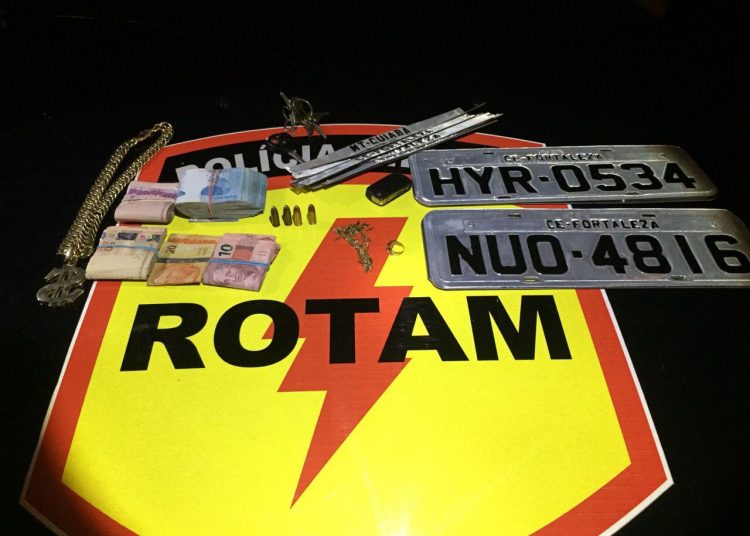 Dinheiro, munições e placas encontrados com o suspeito (Foto: Divulgação/PM)