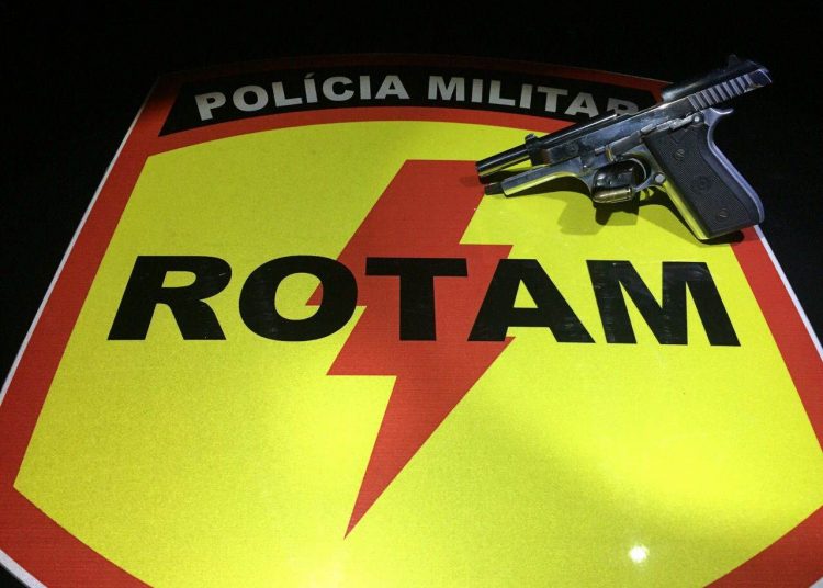 Pistola apreendida com os suspeitos (Foto: Divulgação/PM)