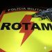 Pistola apreendida com os suspeitos (Foto: Divulgação/PM)