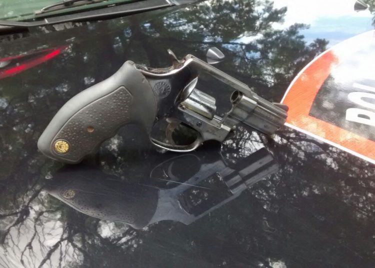 Arma apreendida como suspeito (Foto: Divulgação/PM)