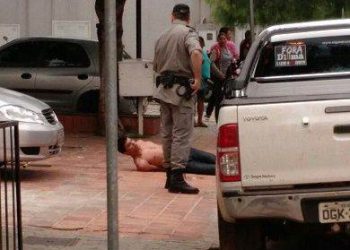 Suspeito baleado aguarda chegada da ambulância