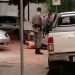Suspeito baleado aguarda chegada da ambulância