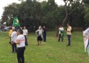 Manifestantes se aproximam o máximo permitido pela segurança do evento (Foto: Reprodução)