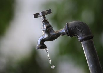 Vazamento de água adutor Saneago Goiânia