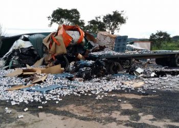 Carretas ficaram destruídas após batida (Foto: Divulgação/WhatsApp)