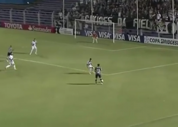 Corinthians vence e se isola na liderança do grupo