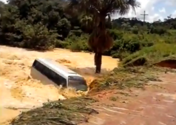 Micro-ônibus é levado pelas águas de lagoa que transbordou no Pará