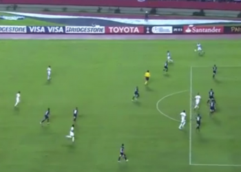 Carlinhos se prepara para fazer cruzamento que resultou no gol do jogo