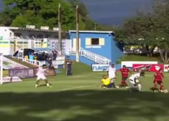 Confusão na área antes do gol de João Denoni, na vitória do Atlético sobre a Aparecidense
