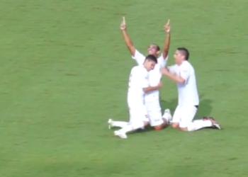 Robston comemora gol marcado na vitória sobre o Anápolis