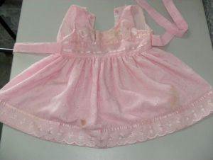 Vestido da criança com manchas se sangue (Foto: Divulgação/Polícia Civil)