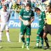 Felipe Menezes pega a bola para cobrar o pênalti marcado no início do jogo (Foto: Site Goiás)