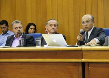 Secretário juntamente com os vereadores Elias Vaz e Anselmo Pereira (Foto: Marcelo do Vale)