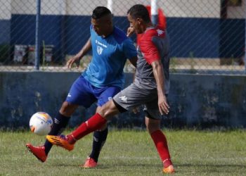 Wesley (azul) está apalavrado com o Goiás (Foto: Adriana Franciosi/Agência RBS)