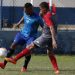 Wesley (azul) está apalavrado com o Goiás (Foto: Adriana Franciosi/Agência RBS)