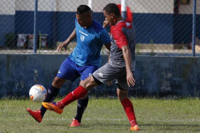 Wesley (azul) está apalavrado com o Goiás (Foto: Adriana Franciosi/Agência RBS)