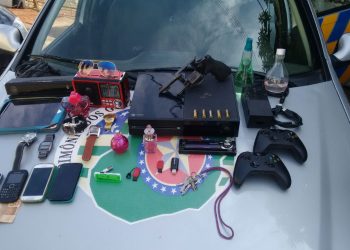 Objetos encontrados com os suspeitos (Foto: Divulgação/PM)