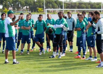 Jogadores treinam antes do jogo contra o Goianésia (Foto: Site Goiás)
