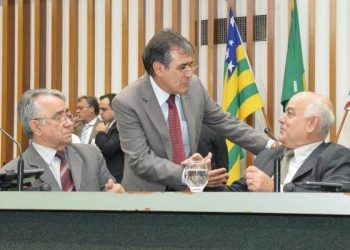 Joaquim de Castro cumprimenta presidente Hélio de Sousa (Foto:Marcos Kennedy)