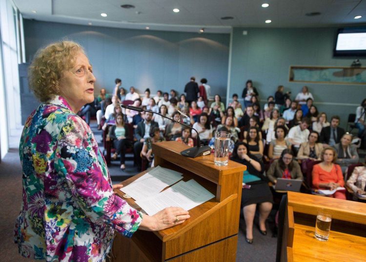 A teórica feminista Carole Pateman, reconhecida mundialmente pela produção acadêmica no campo da Participação e Teoria Democrática, durante o painel Pequim+20 Mais Mulheres na Política. / Foto: Marcelo Camargo