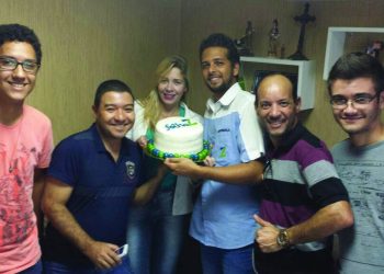 Com bolo customizado, comemoraram na redação Vinícius Pontes, Clerisson Pereira, Jacqueline Vieira, Guilherme Coelho, Vagner Arruda e Marco Faleiro, além do autor da foto, Alex Villas-Boas