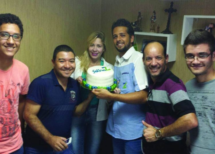 Com bolo customizado, comemoraram na redação Vinícius Pontes, Clerisson Pereira, Jacqueline Vieira, Guilherme Coelho, Vagner Arruda e Marco Faleiro, além do autor da foto, Alex Villas-Boas