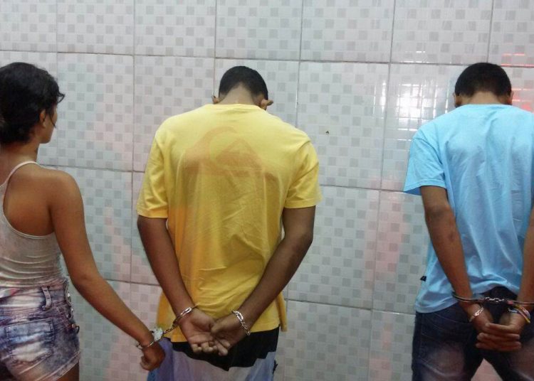 Trio preso no VW Gol (Foto: Divulgação/PM)