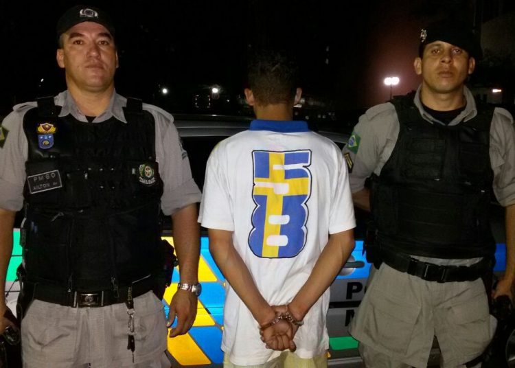 Suspeito preso pela polícia (Foto: Divulgação PM)