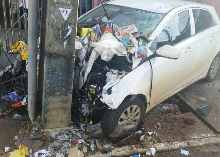 Carro só parou quando atingiu um poste / Foto: Leitor Folha Z