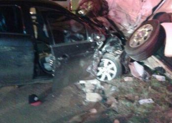 Suspeitos são presos e carros ficaram destruídos no acidente (Foto: Divulgação PM)