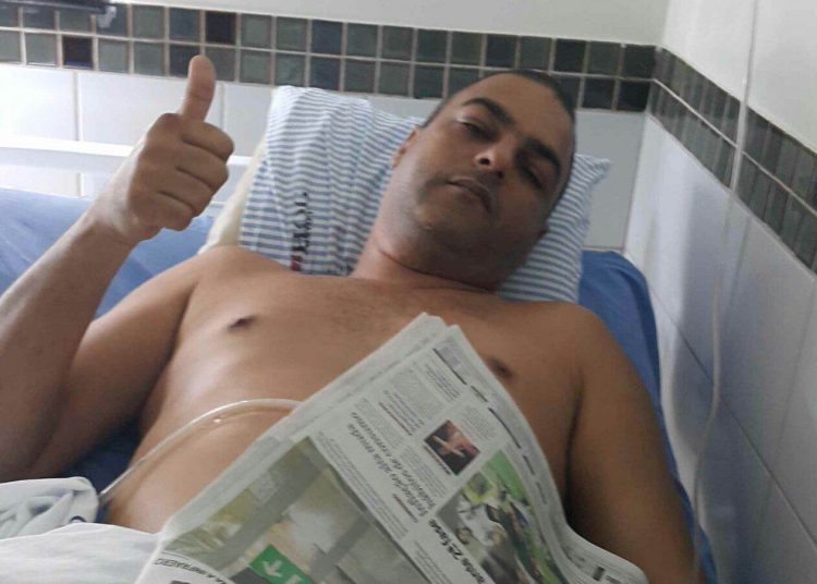 Karison faz sinal de positivo e espera sair logo do hospital / Foto: divulgação WhatsApp