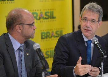 Os ministros da Educação, Luiz Cláudio Costa, e da Saúde, Arthur Chioro, apresentam edital para municípios interessados em receber curso de medicina / Foto: Wilson Dias