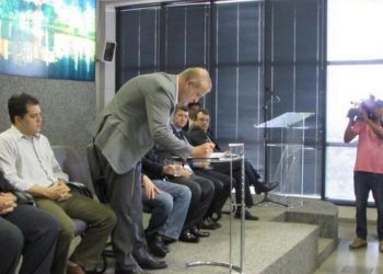 Paulo Garcia assina pacote anticorrupção no Paço Municipal / Foto: Reprodução Twitter