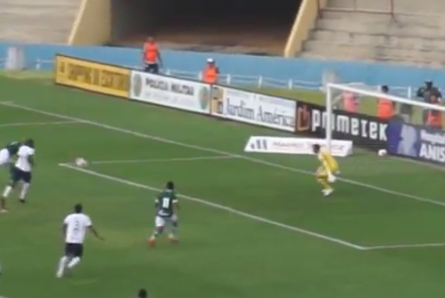 Érik recebe de Felipe Menezes bola do gol