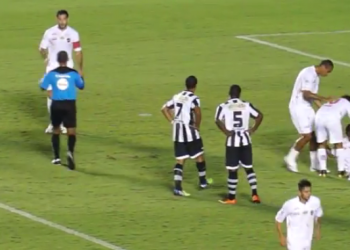O juiz Wilton Pereira marca pênalti para o Vila Nova