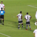 O juiz Wilton Pereira marca pênalti para o Vila Nova
