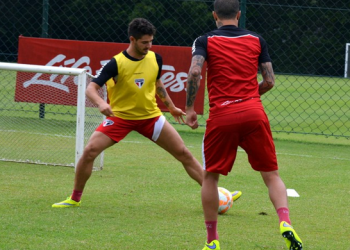 Pato, que não pode jogar, treina com Luis Fabiano (Foto: Site São Paulo)