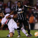 Denílson disputa a bola com o volante Elias (Foto: Site Oficial São Paulo)
