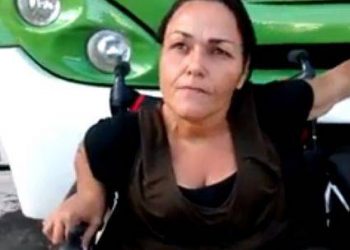 Mulher com deficiência física clama por acessibilidade / Foto: Reprodução