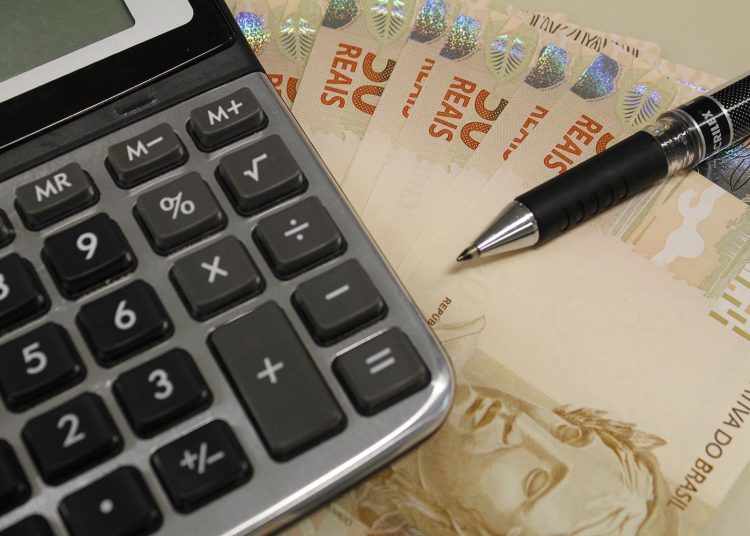 ter um bom salário não quer dizer ser independente financeiramente / Foto: Marcos Santos