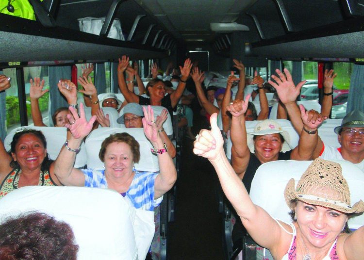 Excursões são uma boa pedida para que a viagem se torne mais animada e segura, com guia e motorista profissional (Foto: Repdrodução/Facebook)