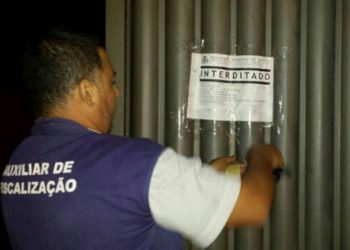Agentes da Secretaria Municipal de Fiscalização interditaram os estabelecimentos na noite desta quinta-feira (9) / Foto: Secom