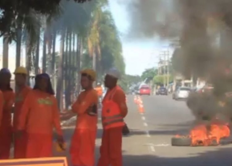 Trabalhadores da obra tiveram que parar o serviço enquanto acontecia manifestação / Foto: Reprodução Whatsapp
