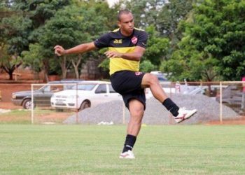 Róbston treina e está confirmado no time titular (Foto: Site Vila nova)