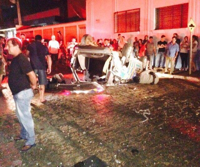 Viatura ficou destruída após capotamento (Foto: Divulgação)