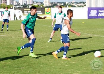 Jogadores treinam antes da estreia na série A contra o Vasco (Foto: Site Goiás)